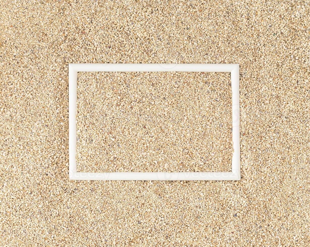 été journée scène avec plage le sable et blanc Cadre copie espace. minimal été concept. Créatif blanc Cadre copie espace sur sablonneux Contexte heure d'été idée. plat poser, Haut de voir. photo