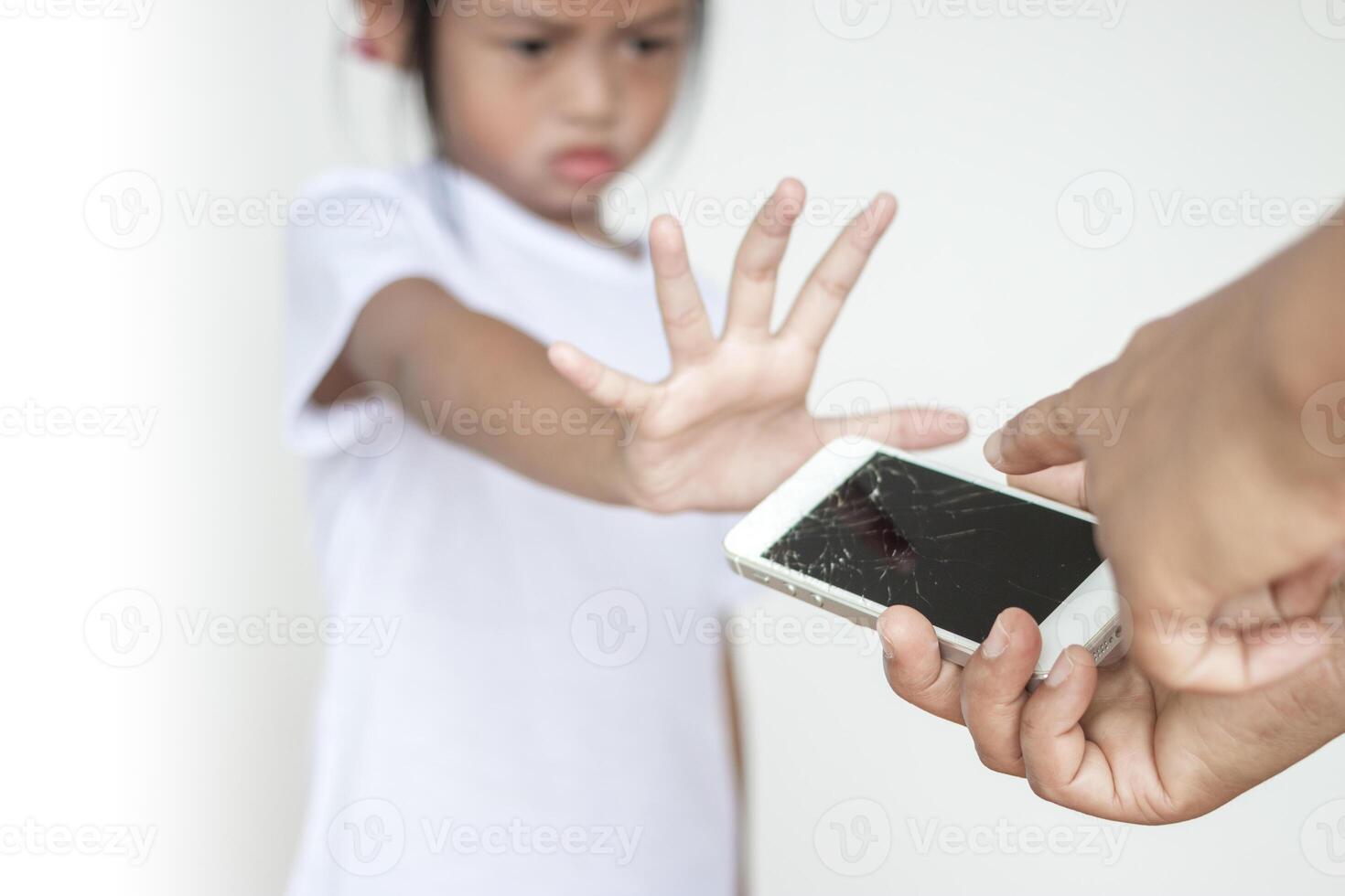 fille elle ne fait pas J'accepte cette le de la mère mobile téléphone a été cassé. photo