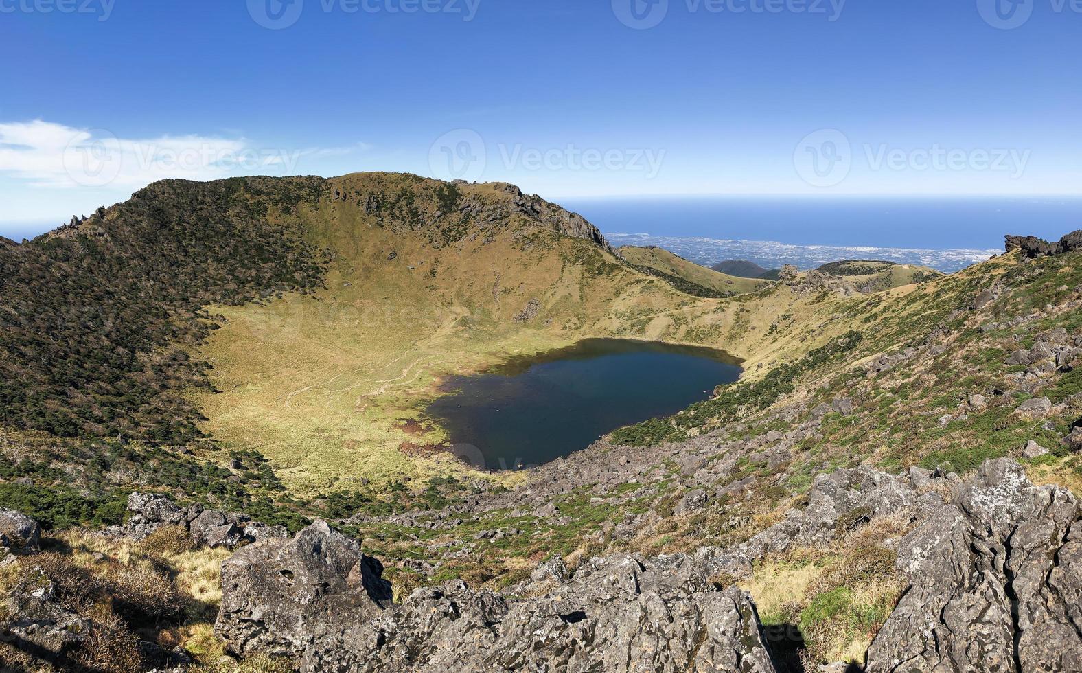 vue sur le cratère du volcan hallasan. île de jeju, corée du sud photo