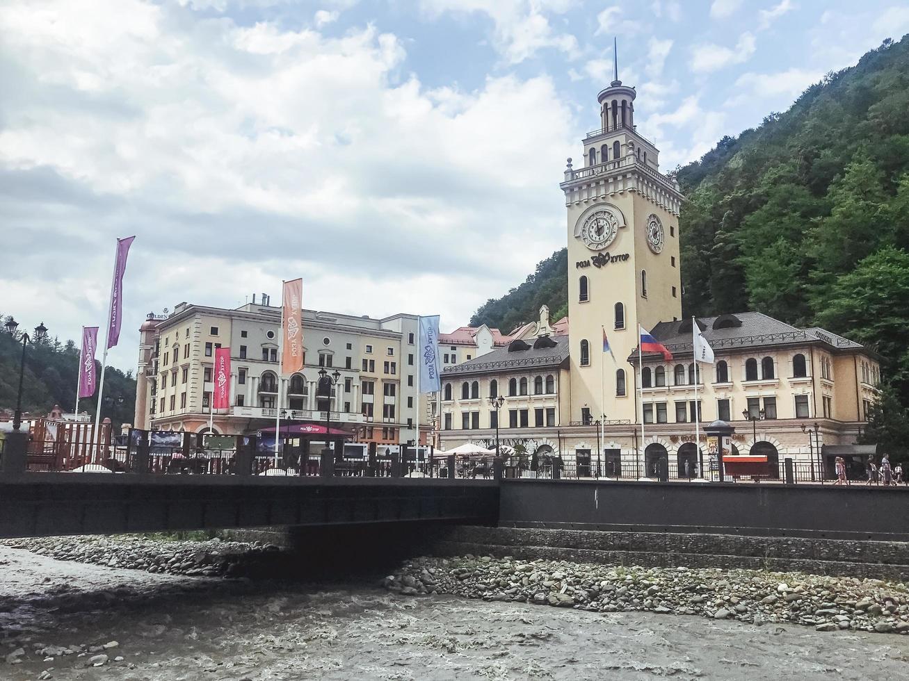 sotchi, russie. rivière de montagne et beaux bâtiments à roza khutor photo