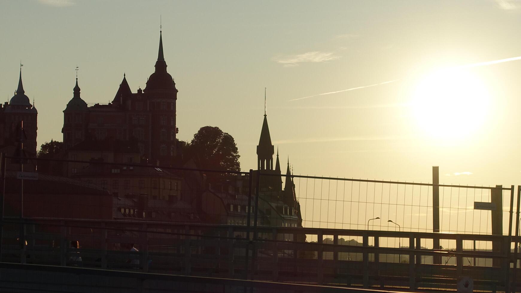 vue de certains historique bâtiments dans Stockholm pendant le coucher du soleil. photo