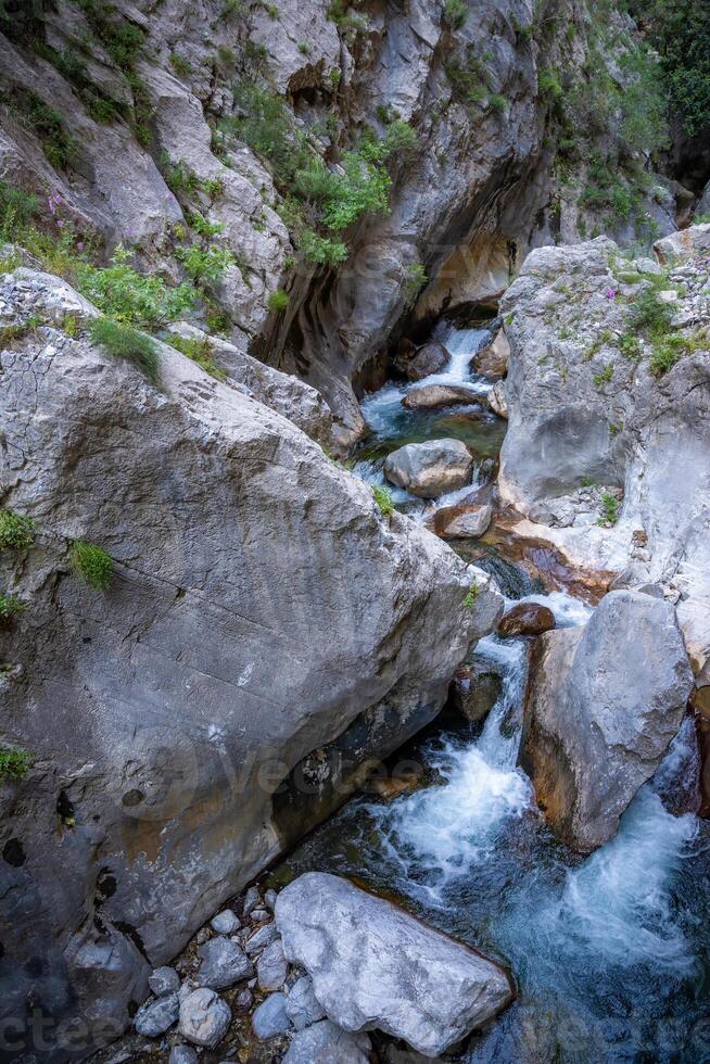 vite écoulement l'eau dans sapadere canyon avec rochers et des pierres dans le Taureau montagnes près Alanya, dinde photo