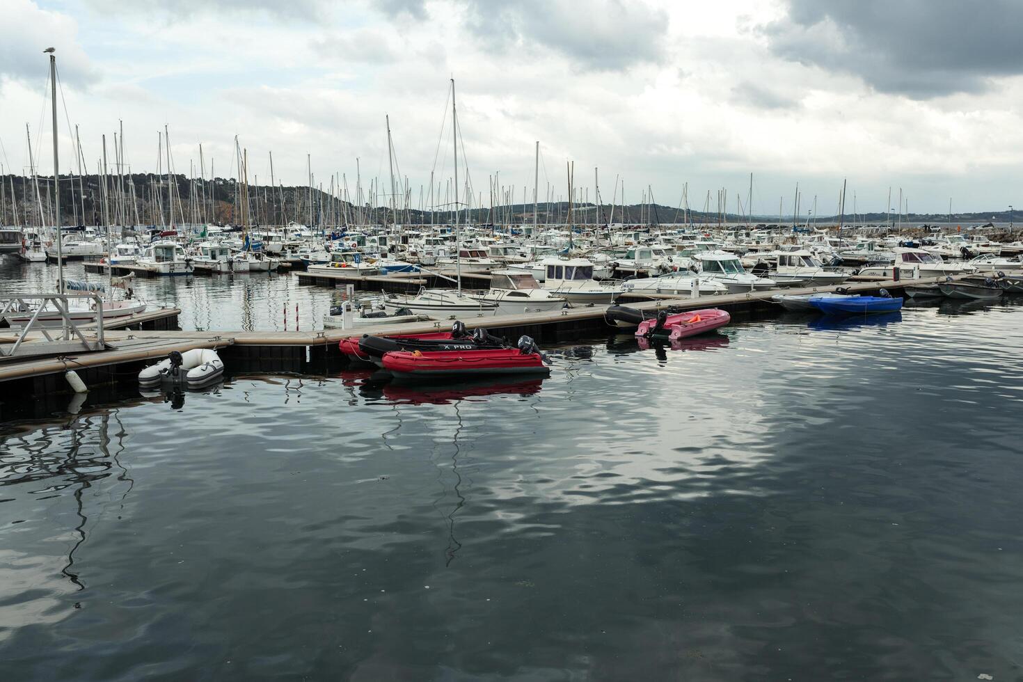 Morgat, France 29 mai 2018 panoramique Extérieur vue de sete Marina beaucoup petit bateaux et yachts aligné dans le port. calme l'eau et bleu nuageux ciel. photo