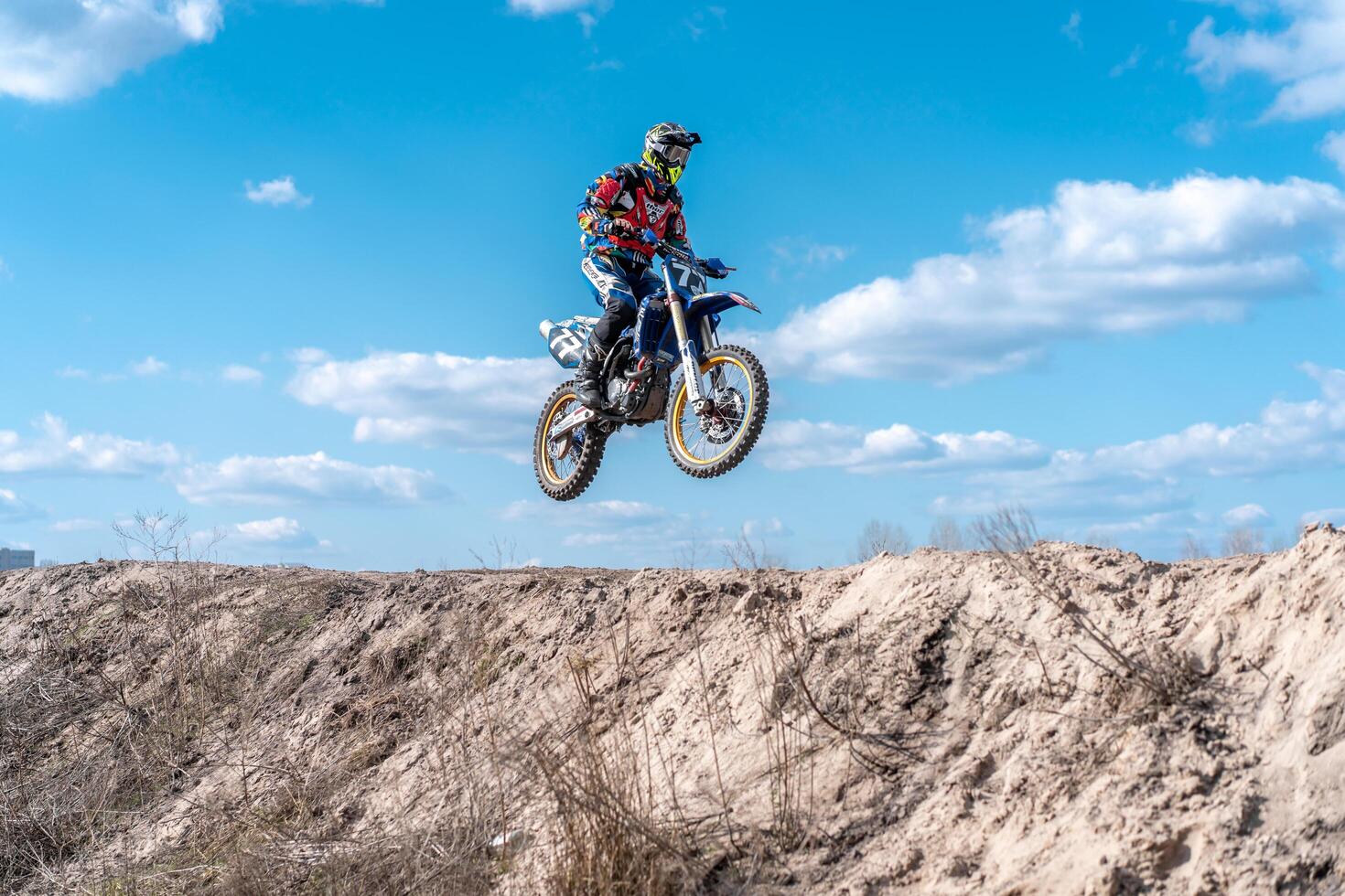 Kharkov. Ukraine Mars 2021 moto traverser formation enduro bicyclette balade de route Piste photo