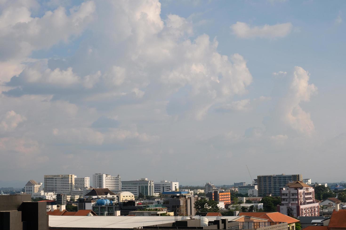 vue aérienne d'une magnifique métropole à chiang mai, thaïlande, asie, avec une perspective de montagne. photo