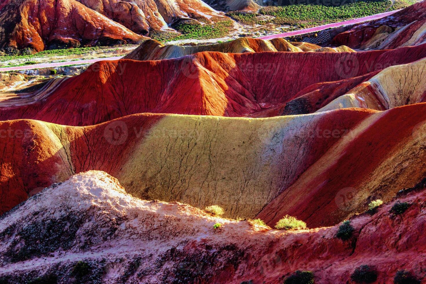 incroyable paysage de Chine montagnes et bleu ciel Contexte dans le coucher du soleil. zhangye danxie nationale géoparc, Gansu, Chine. coloré paysage, arc en ciel collines, inhabituel coloré rochers, grès érosion photo