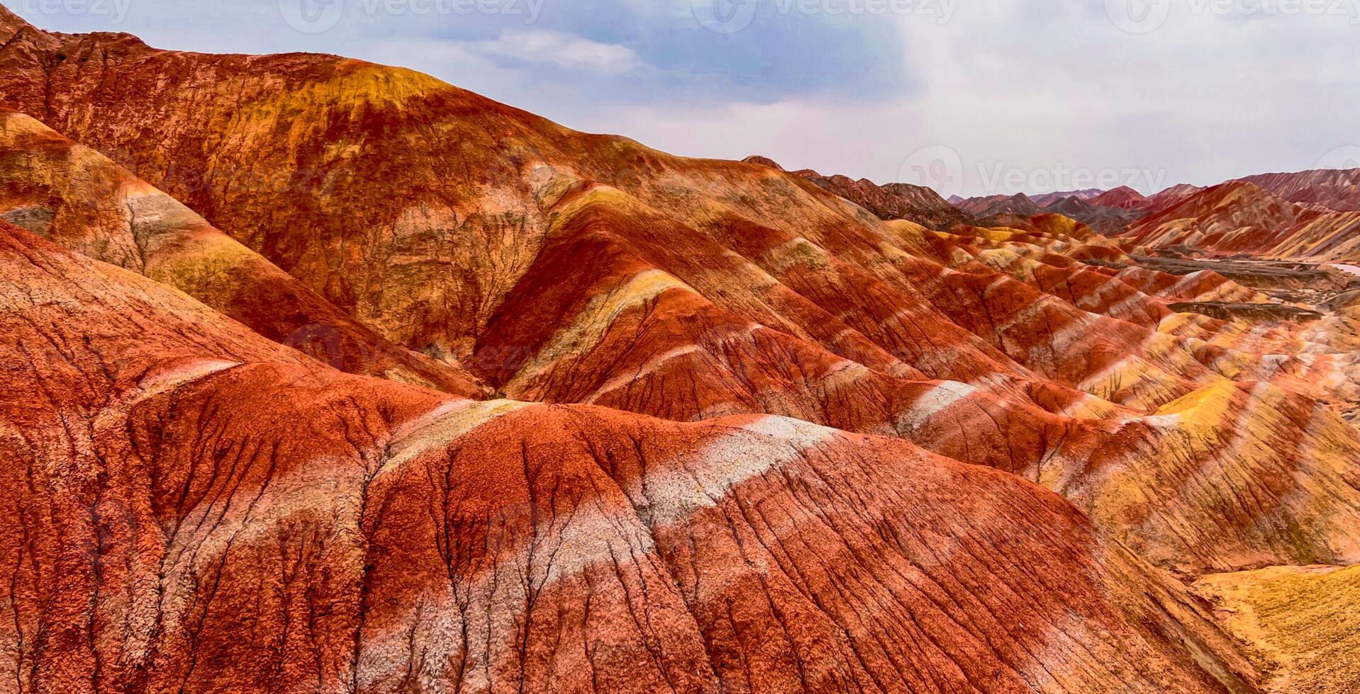 incroyable paysage de Chine montagnes et bleu ciel Contexte dans le coucher du soleil. zhangye danxie nationale géoparc, Gansu, Chine. coloré paysage, arc en ciel collines, inhabituel coloré rochers, grès érosion photo