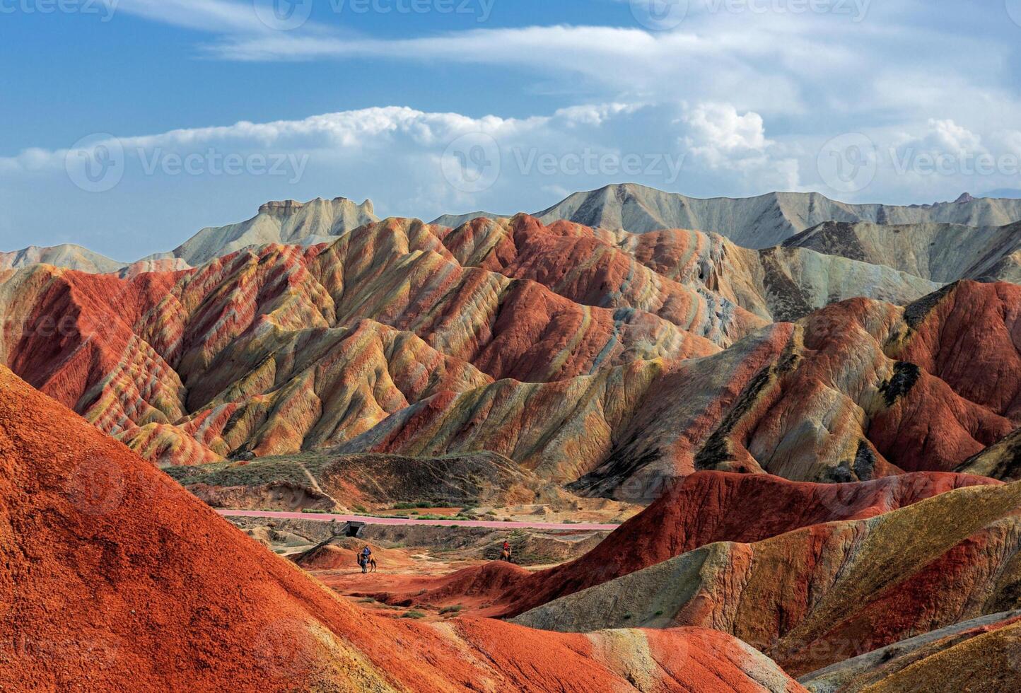 incroyable paysage de Chine montagnes et bleu ciel Contexte dans le coucher du soleil. zhangye danxie nationale géoparc, Gansu, Chine. coloré paysage, arc en ciel collines, inhabituel coloré rochers, grès érosion photo