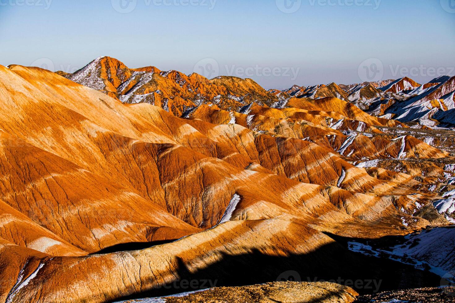 incroyable paysage de Chine montagnes et bleu ciel Contexte dans le coucher du soleil. zhangye danxie nationale géoparc, Gansu, Chine. coloré paysage, arc en ciel collines, inhabituel coloré rochers, grès érosion photo