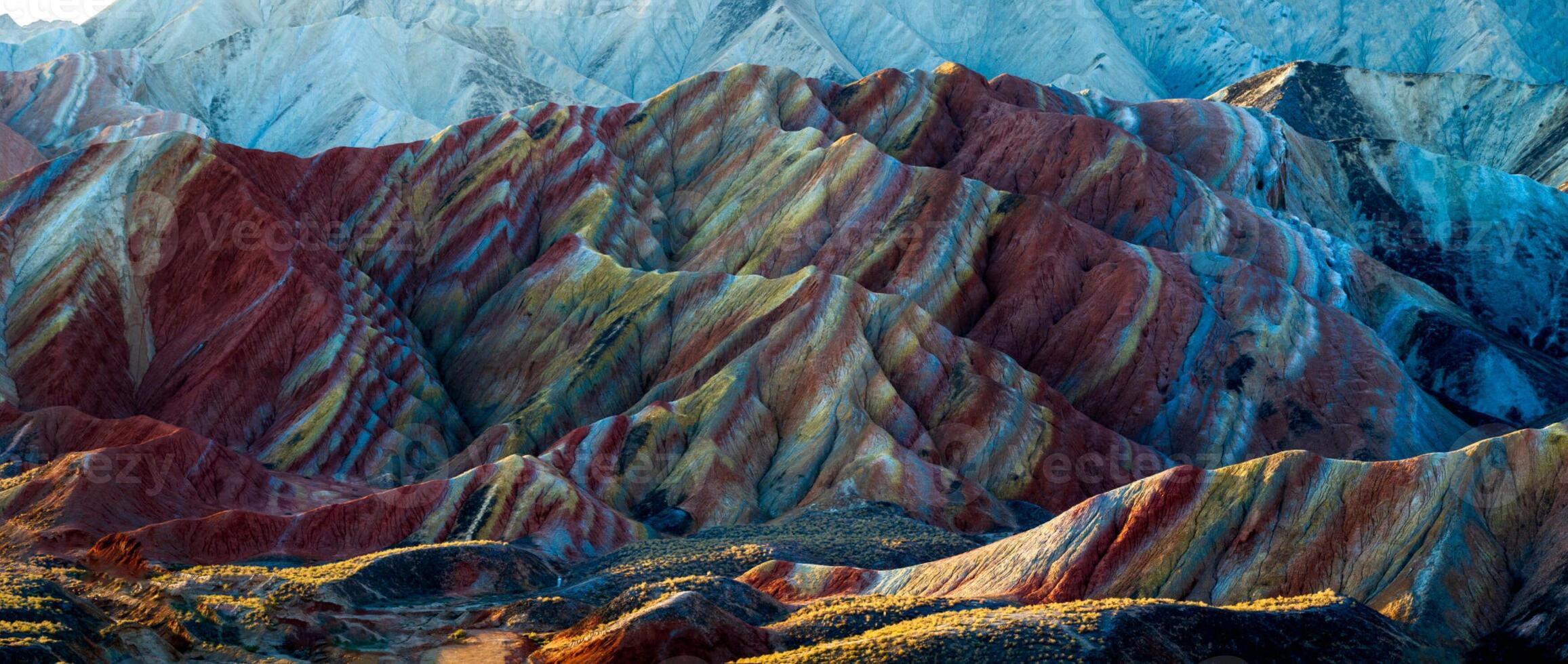 incroyable paysage de Chine montagnes et bleu ciel Contexte dans le coucher du soleil. zhangye danxie nationale géoparc, Gansu, Chine. coloré paysage, arc en ciel collines, inhabituel coloré rochers, grès érosion photo