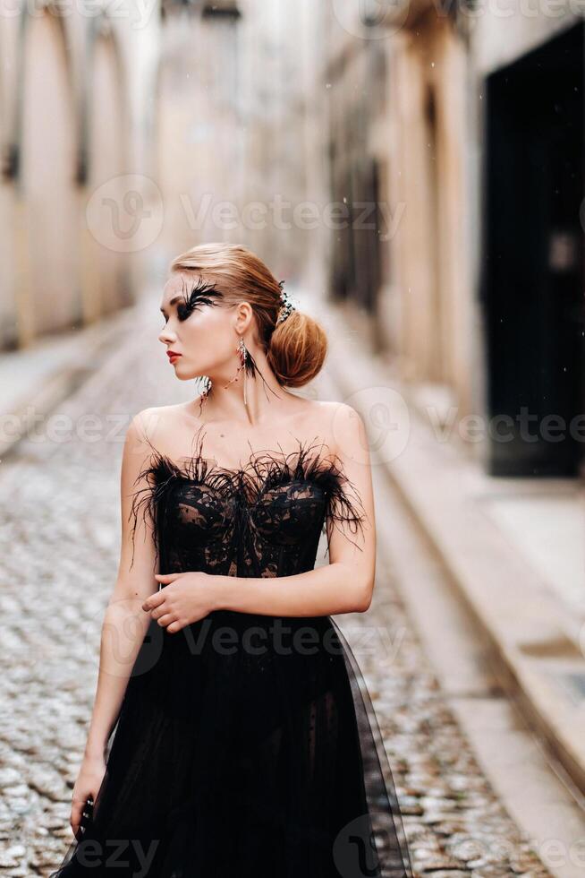 une élégant la mariée dans une noir mariage robe pose dans le ancien français ville de Avignon. modèle dans une magnifique noir robe. photo tirer dans Provence.