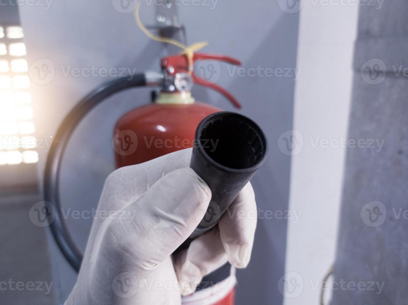vérifier et inspection le buse soupape Feu extincteur, état poudre sur le tube Feu extincteur. photo