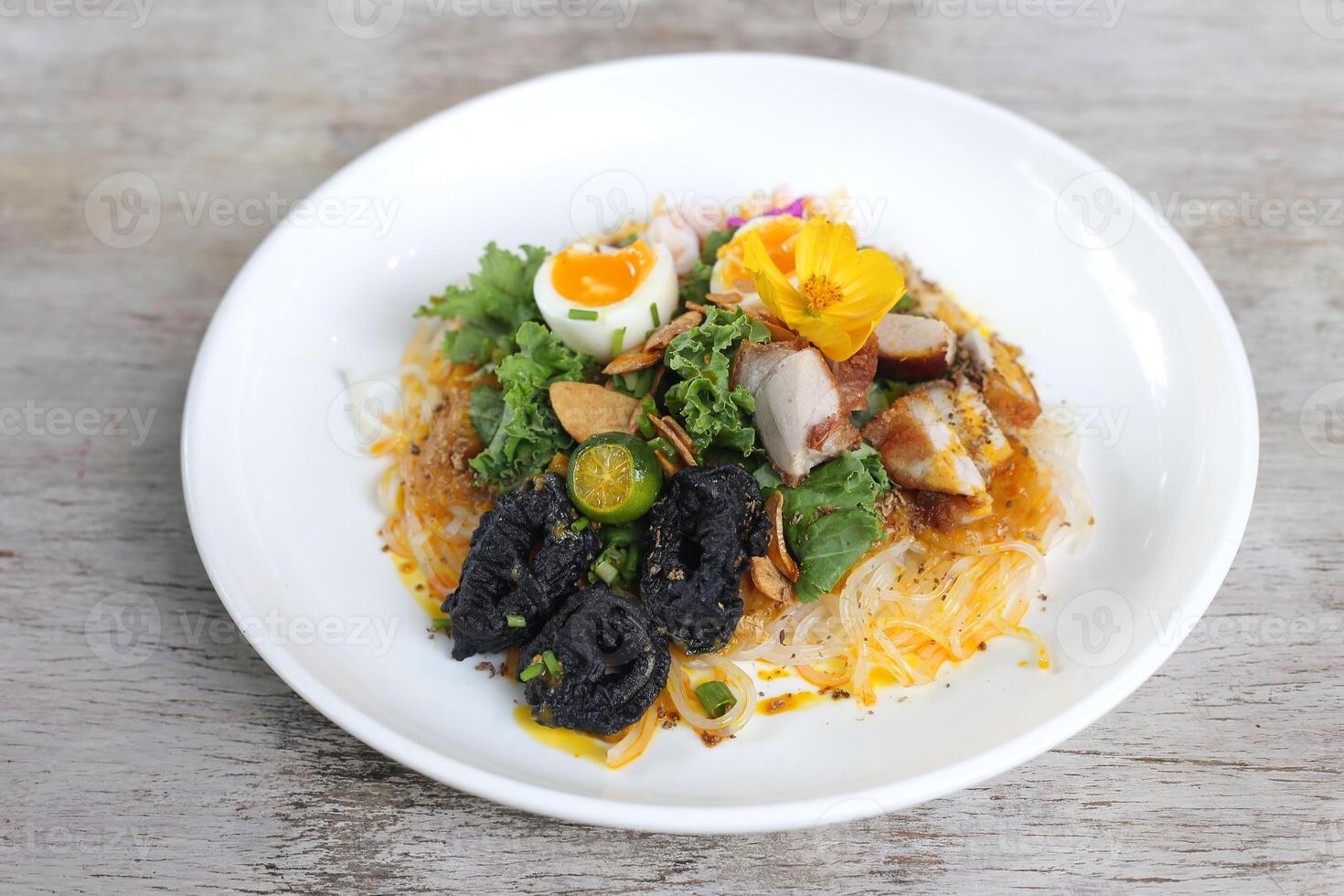 pays style pancit palabok Pâtes nouilles servi dans une plat isolé sur gris Contexte côté vue photo