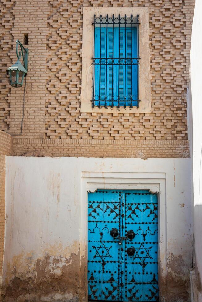 traditionnel entrée porte de une maison dans Gafsa, Tunisie photo