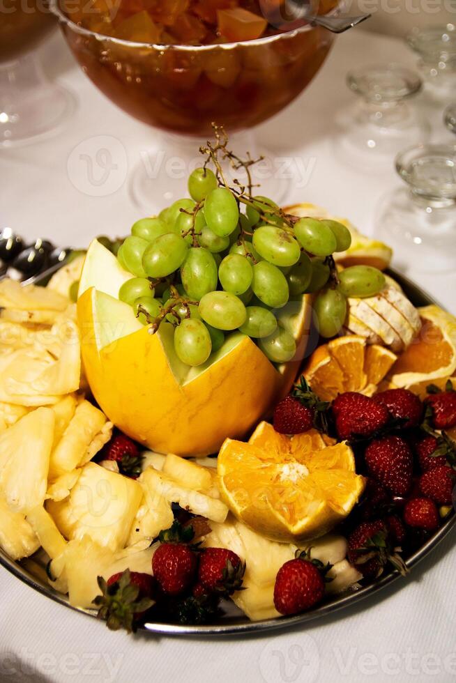 fruit salade. raisins, des fraises, ananas et orange. en bonne santé en mangeant photo