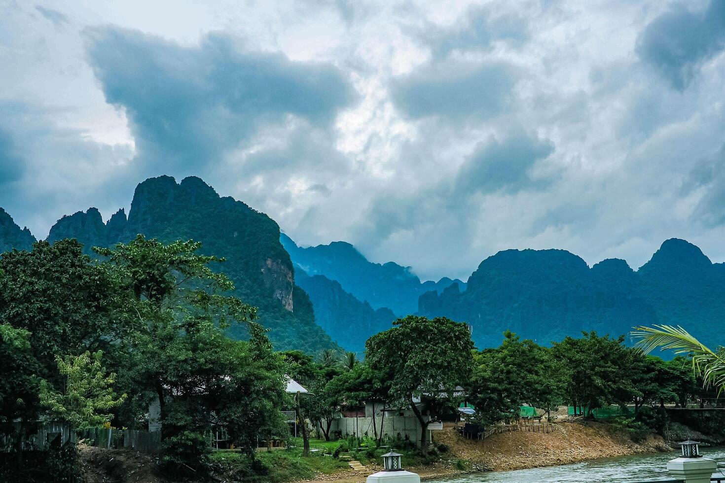 un aérien vue de le rivière et le montagnes de vang vieng, Laos. Asie-Pacifique. photo