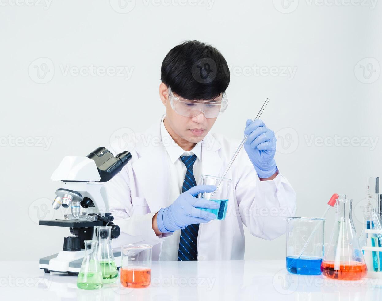 portrait asiatique homme étudiant scientifique médecin dans chemise robe un la personne wok emploi plante à la recherche main en portant contrôle microscope sur blanc table voir le résultats de scientifique expériences à l'intérieur laboratoire photo