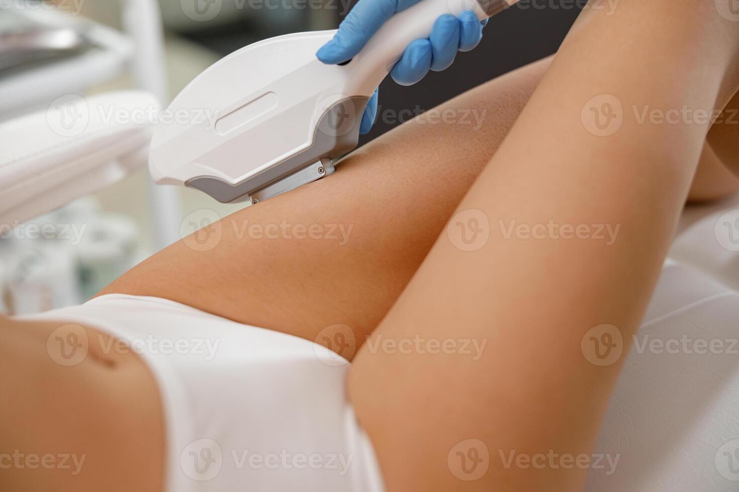 femme avec lisse peau avoir jambes épilation avec chargement initial machine dans beauté salon photo