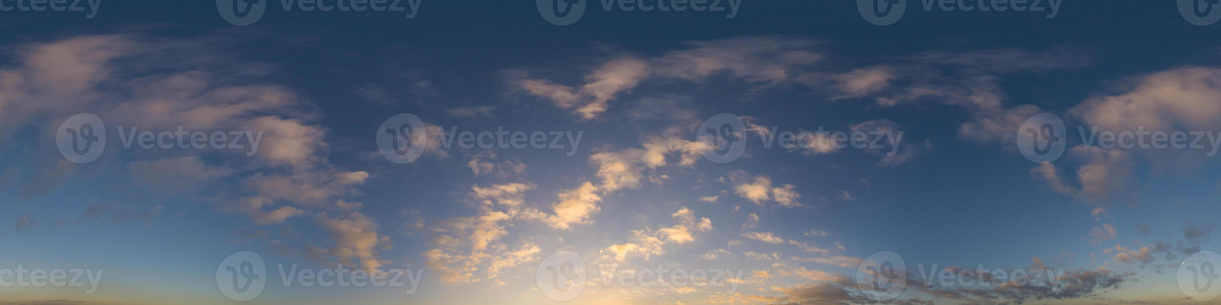 foncé bleu le coucher du soleil ciel panorama avec cumulus des nuages. sans couture hdr pano dans sphérique équirectangulaire format. Achevée zénith pour 3d visualisation, Jeu et ciel remplacement pour aérien drone 360 panoramas. photo