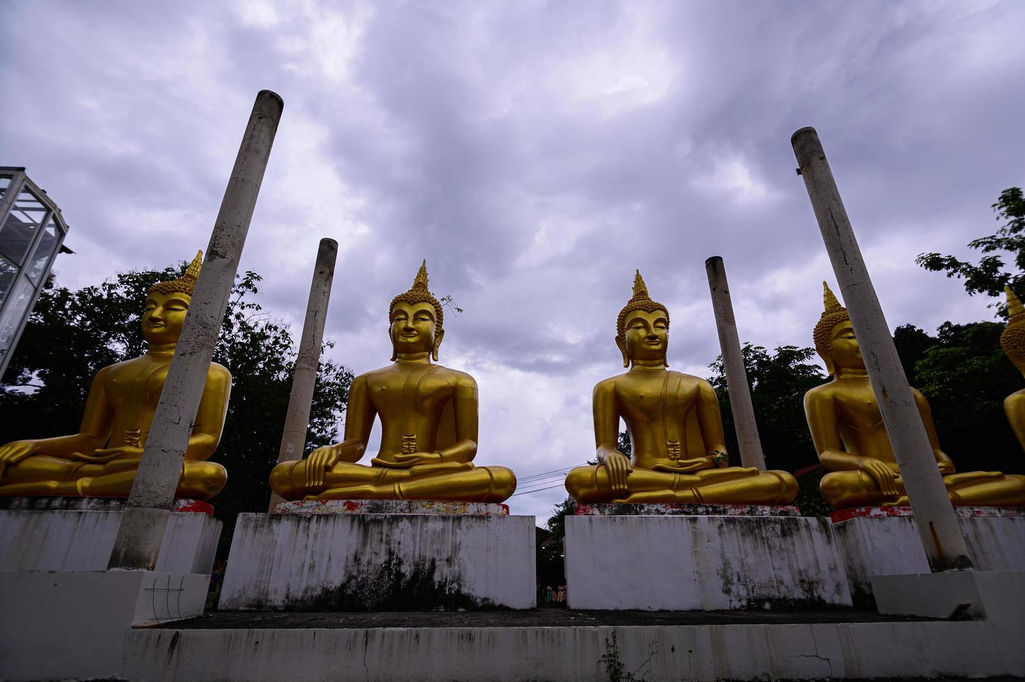 le respect du temple bouddhiste watpapromyan, calme l'esprit. en thaïlande, province de chachoengsao photo