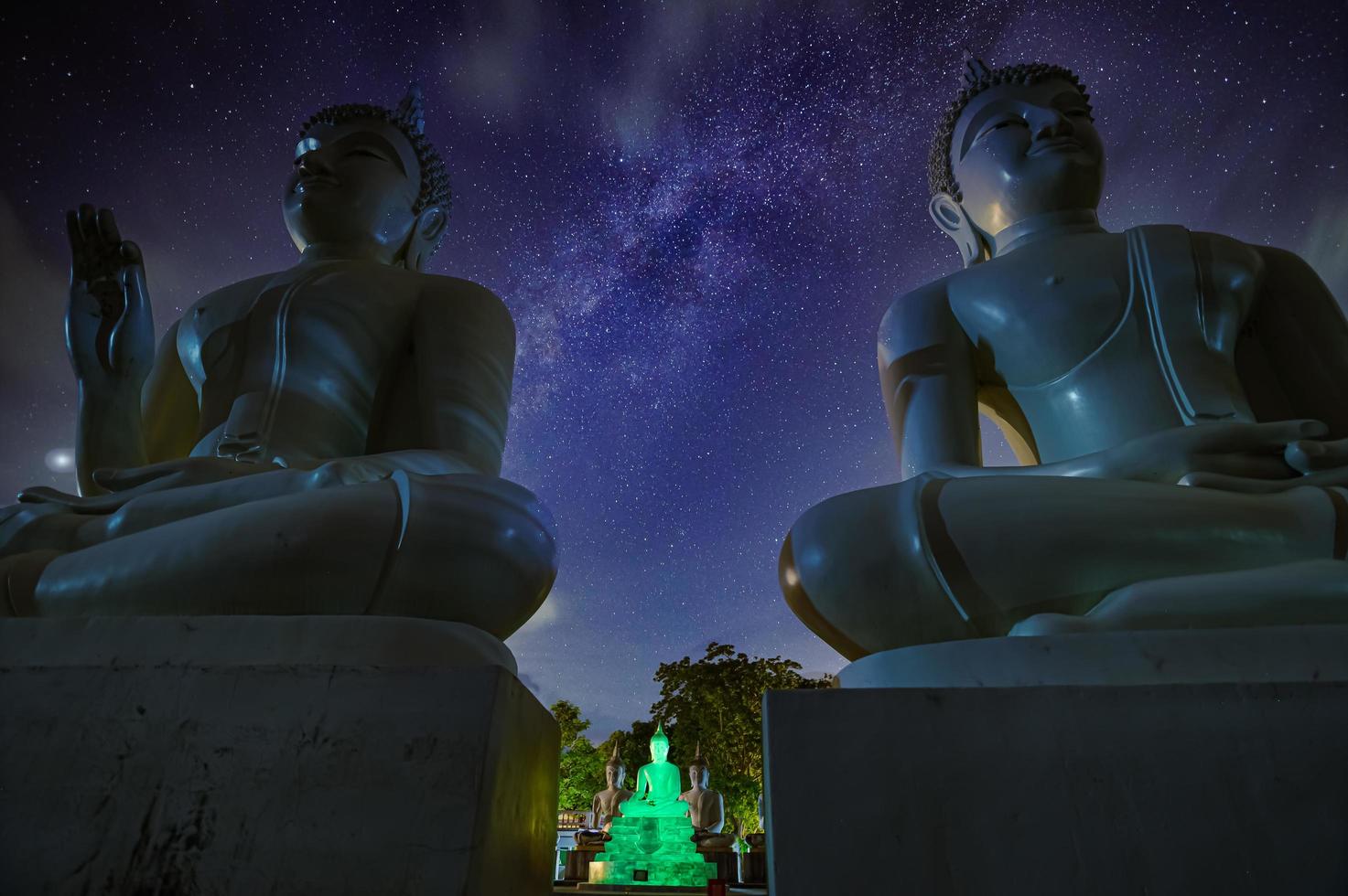 le respect du temple bouddhiste watpapromyan, calme l'esprit. en thaïlande, province de chachoengsao photo