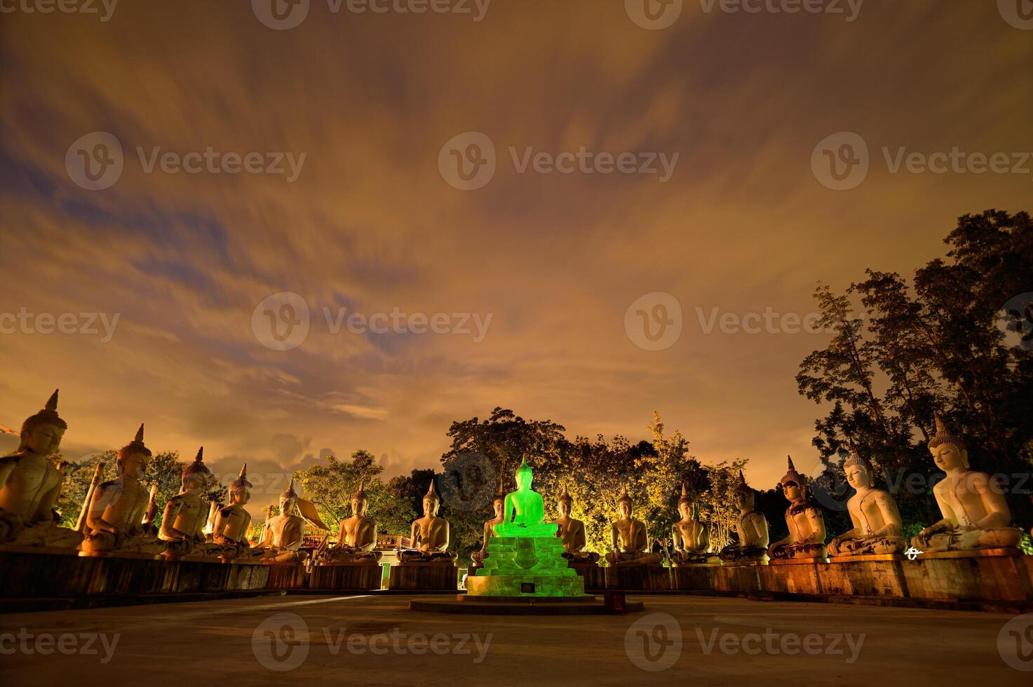 le respect du temple bouddhiste watpapromyan, calme l'esprit. en thaïlande, province de chachoengsao photo