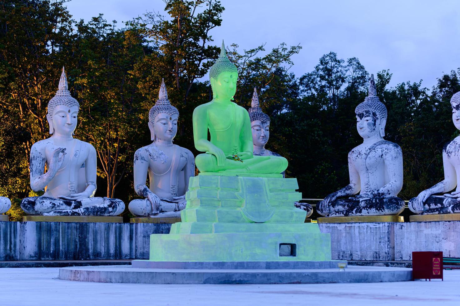 le respect du temple bouddhiste watpapromyan, calme l'esprit. en thaïlande, province de chachoengsao photo