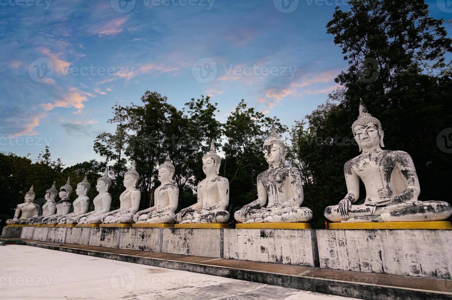 le respect du temple bouddhiste watpapromyan, calme l'esprit. en thaïlande, province de chachoengsao photo