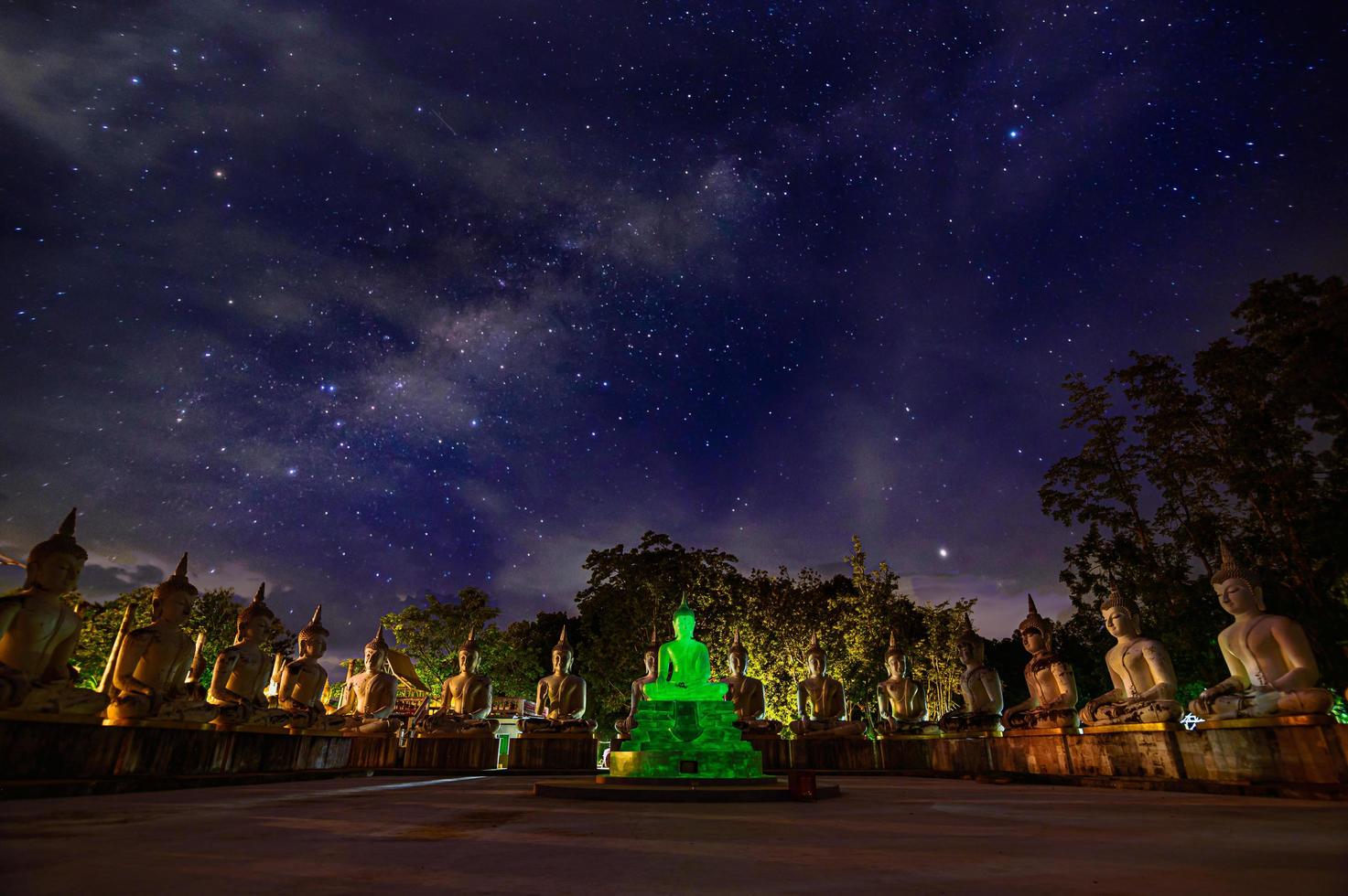 le respect du temple bouddhiste watpapromyan, calme l'esprit. en thaïlande, province de chachoengsao photo