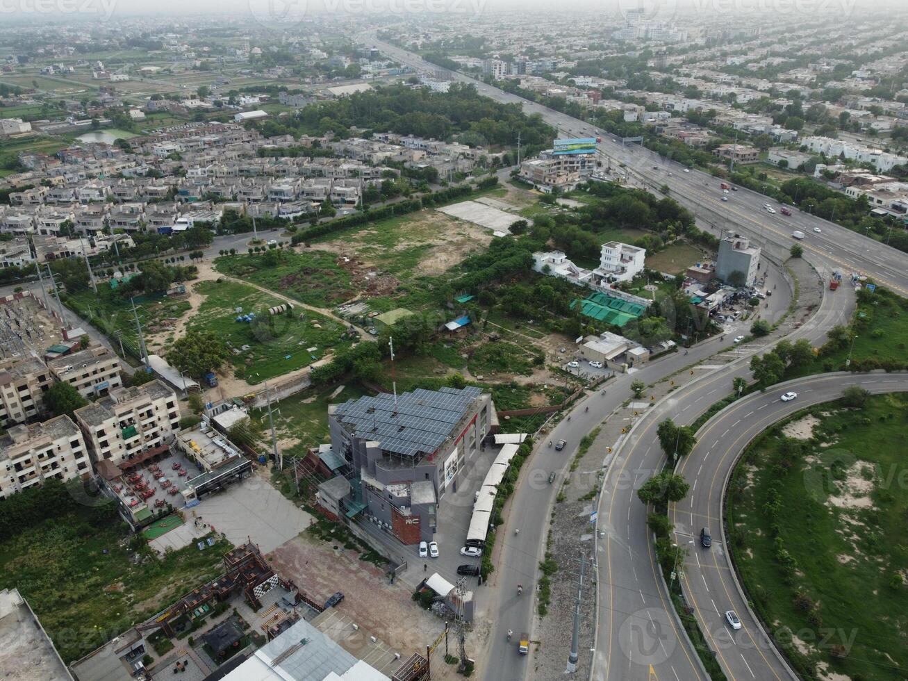 aérien vue de dha phase-6, principale carré, une petit ville sur 2023-07-18 dans lahore Pakistan. photo