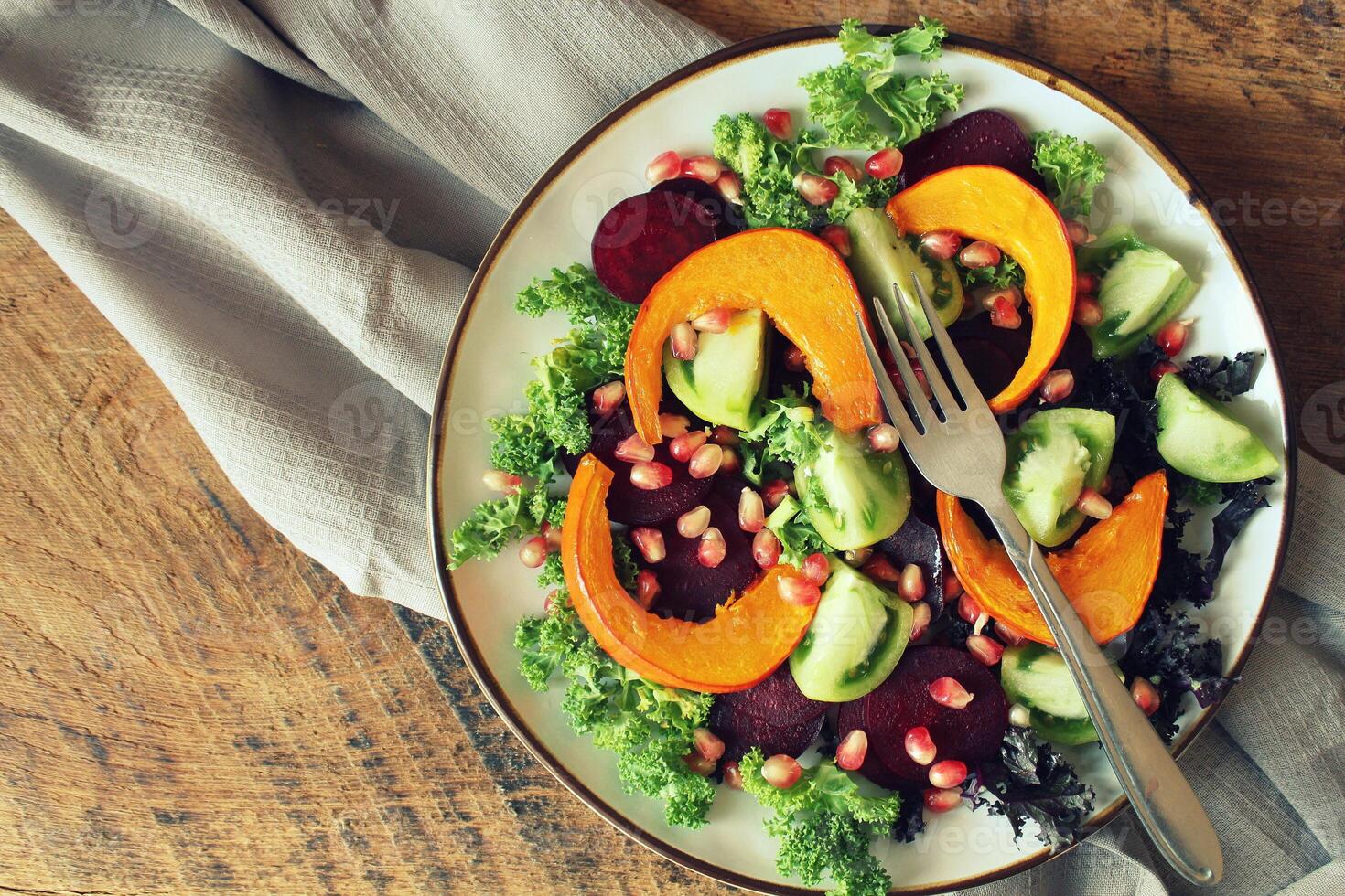 en bonne santé végétarien salade, rôti citrouille, tomate, grenade, chou frisé, betterave photo