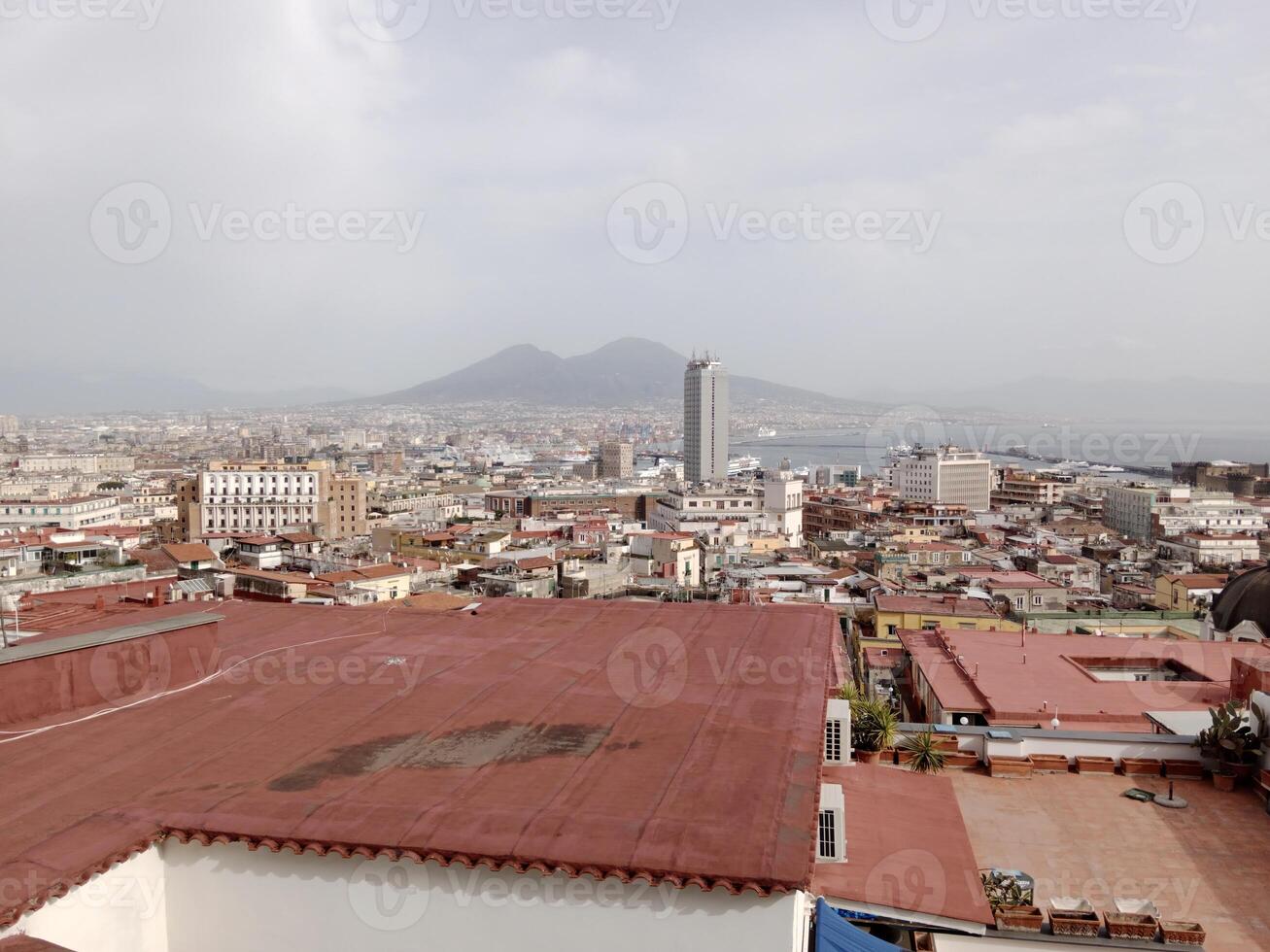 panorama de Naples de castel Saint-Elme des offres une Stupéfiant vue de le de la ville vibrant des rues, historique Repères, et le fascinant beauté de le baie de Naples photo