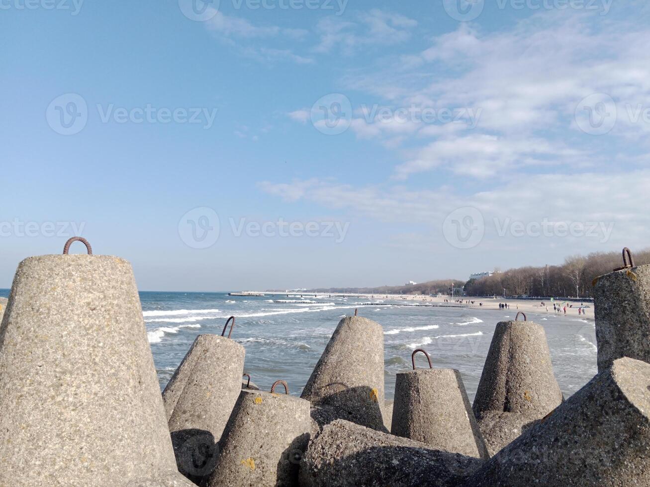 prise une promenade le long de le Port et jetée dans Kołobrzeg, Pologne, des offres une délicieux expérience avec pittoresque vues de le baltique mer et le animé maritime activité. photo