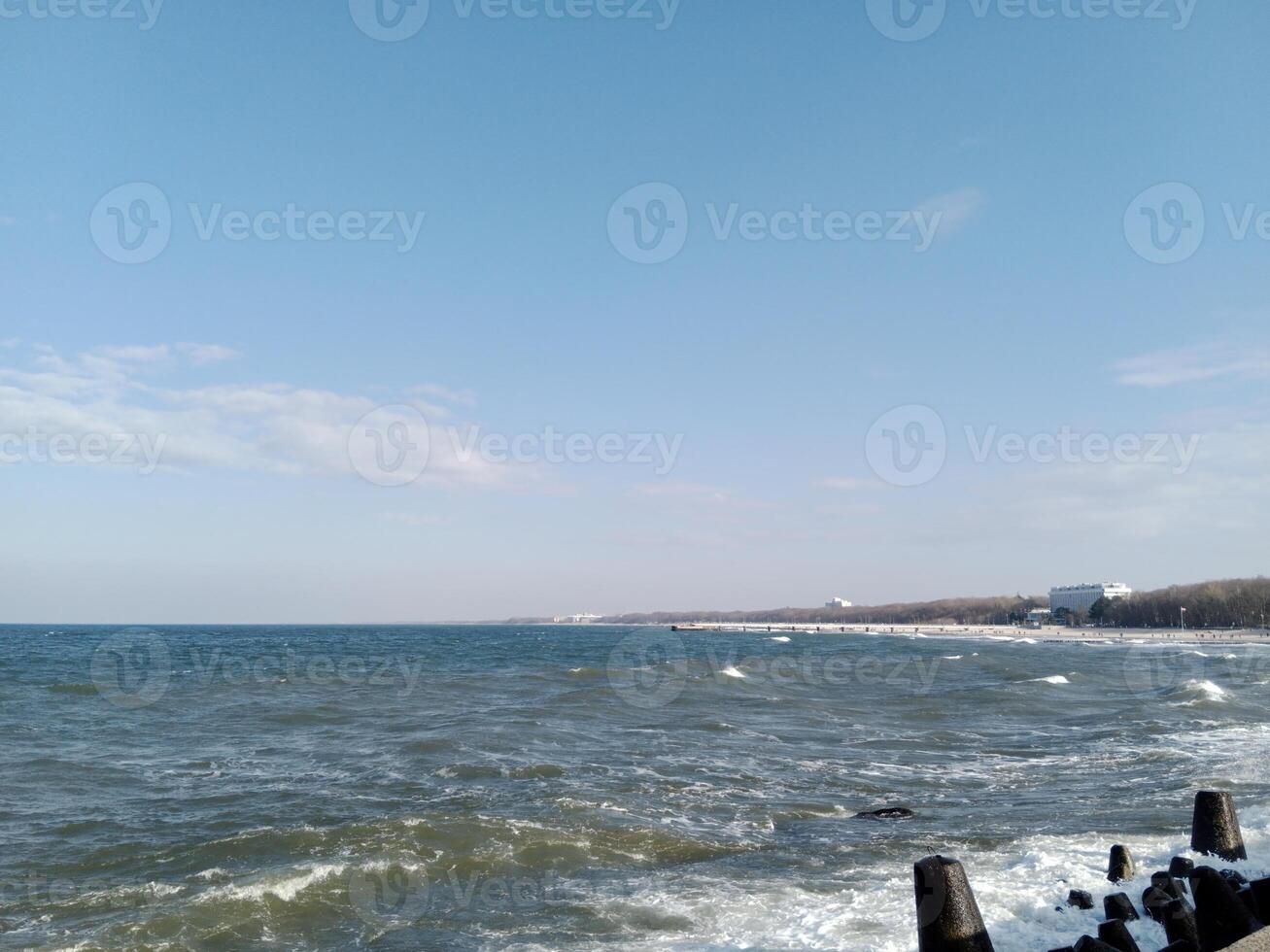 prise une promenade le long de le Port et jetée dans Kołobrzeg, Pologne, des offres une délicieux expérience avec pittoresque vues de le baltique mer et le animé maritime activité. photo