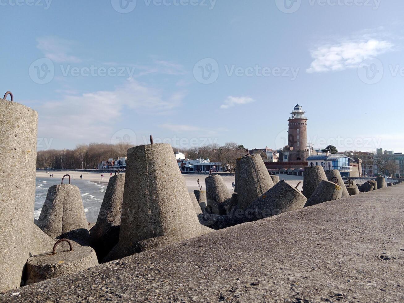 prise une promenade le long de le Port et jetée dans Kołobrzeg, Pologne, des offres une délicieux expérience avec pittoresque vues de le baltique mer et le animé maritime activité. photo