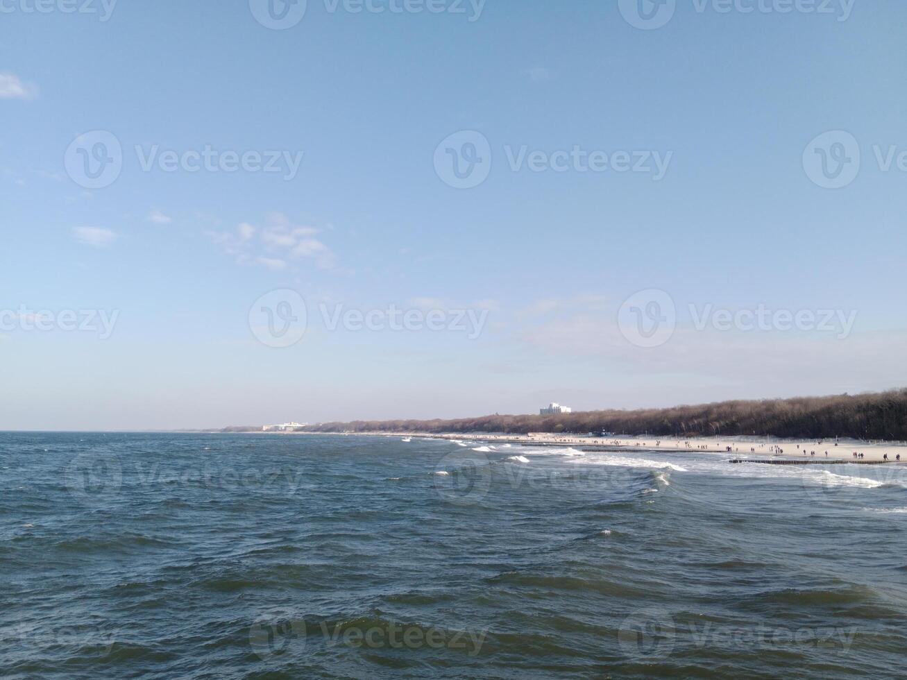 prise une promenade le long de le Port et jetée dans Kołobrzeg, Pologne, des offres une délicieux expérience avec pittoresque vues de le baltique mer et le animé maritime activité. photo