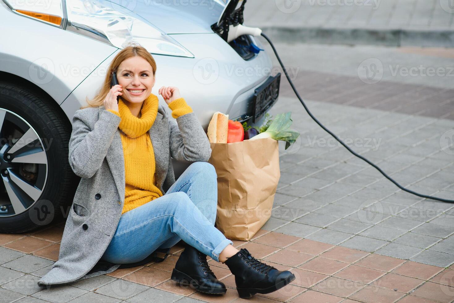 mise en charge électro voiture à le électrique gaz gare. femme par le voiture photo