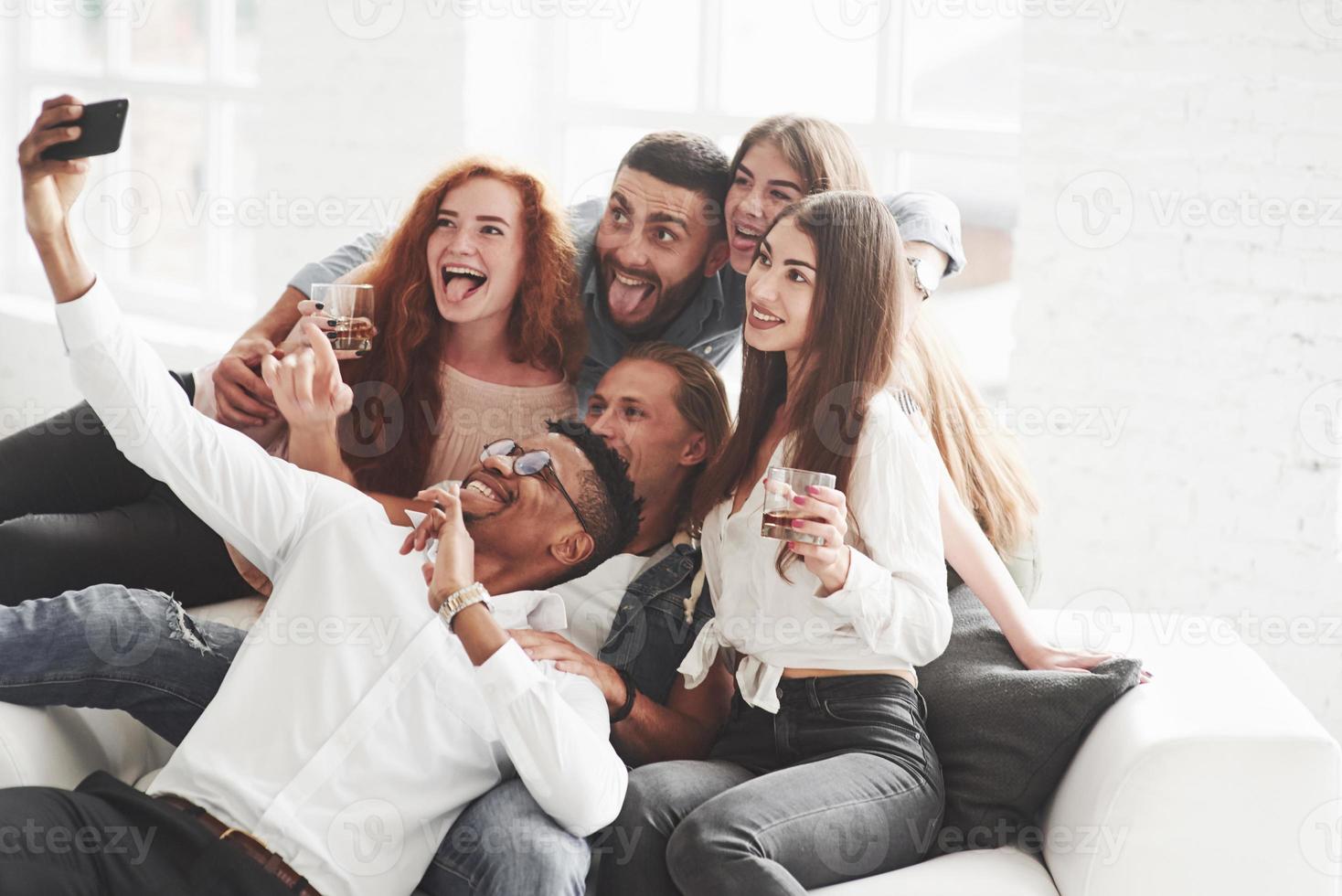 visages heureux. groupe de coéquipiers multiraciaux s'amusant pendant leur pause et prenant des photos