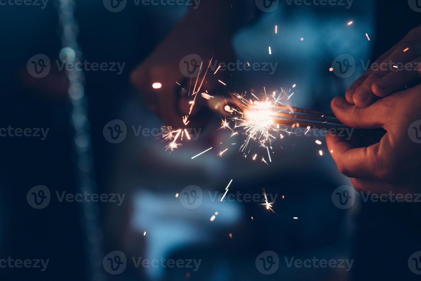 vue rapprochée des feux de Bengale sont allumés. photo focalisée