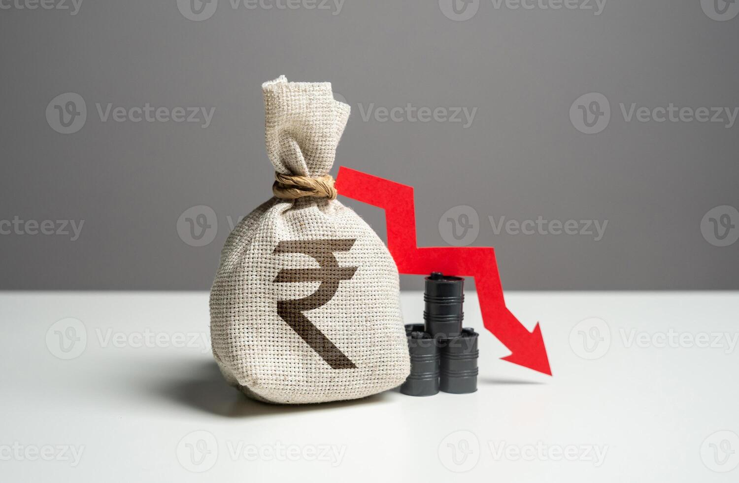 pétrole barils et Indien roupie argent sac et rouge La Flèche bas. Commerce et tomber de pétrole transport. négatif pronostic. chute profit de le vente de énergie Ressources et pétrole des produits. photo