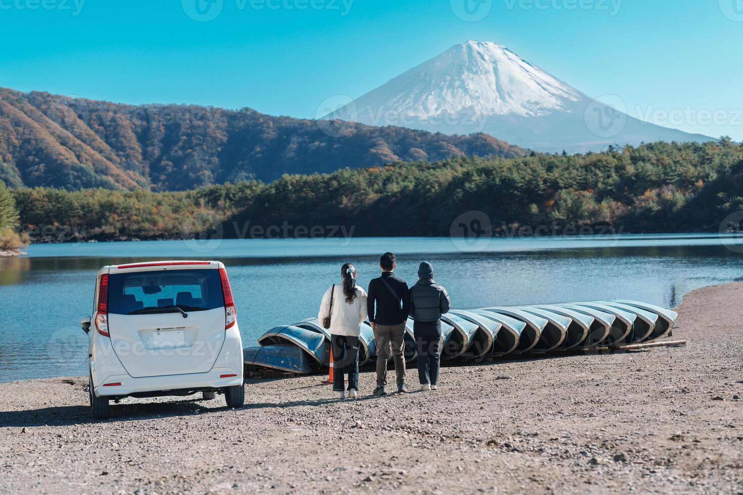 touristes prendre plaisir avec Fuji Montagne à Lac Saïko, content copains groupe Voyage monter Fuji et route voyage Fuji cinq des lacs. point de repère pour touristes attraction. Japon voyage, destination et vacances concept photo