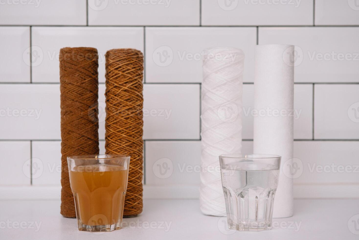 l'eau filtre cartouche utilisé et une verre de rouillé l'eau marron coloration et Nouveau filtre et une verre de nettoyer l'eau. preuve de contamination de robinet l'eau avec le fer cations. blanc cuisine. photo