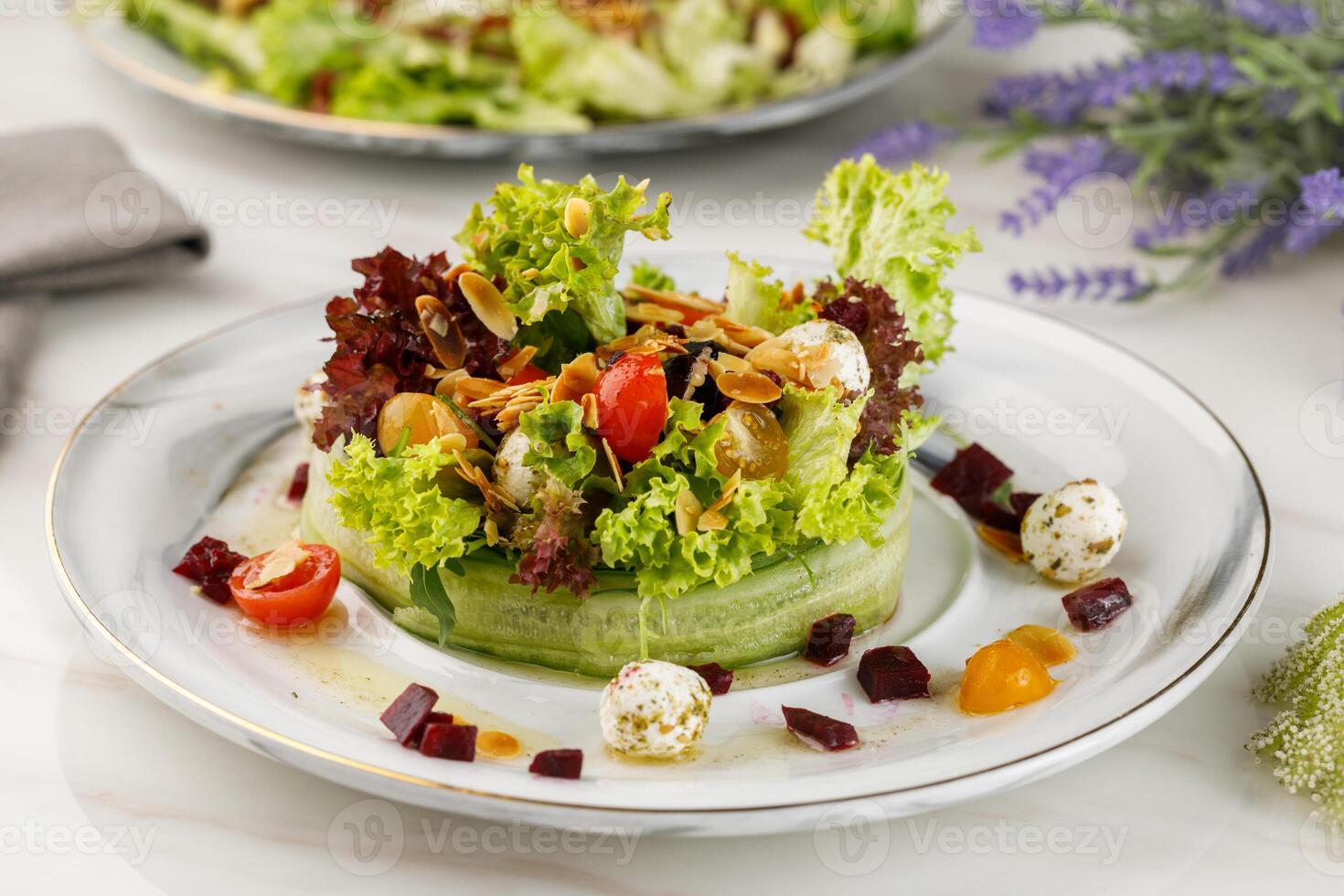 la Méditerranée Frais salade servi dans une plat isolé sur table côté vue de arabe salade en bonne santé nourriture photo