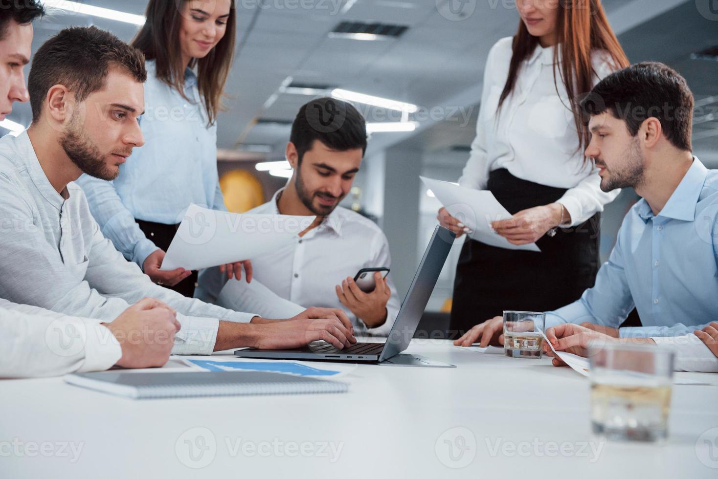 gens d'affaires modernes. groupe de jeunes pigistes au bureau ont une conversation et sourient photo