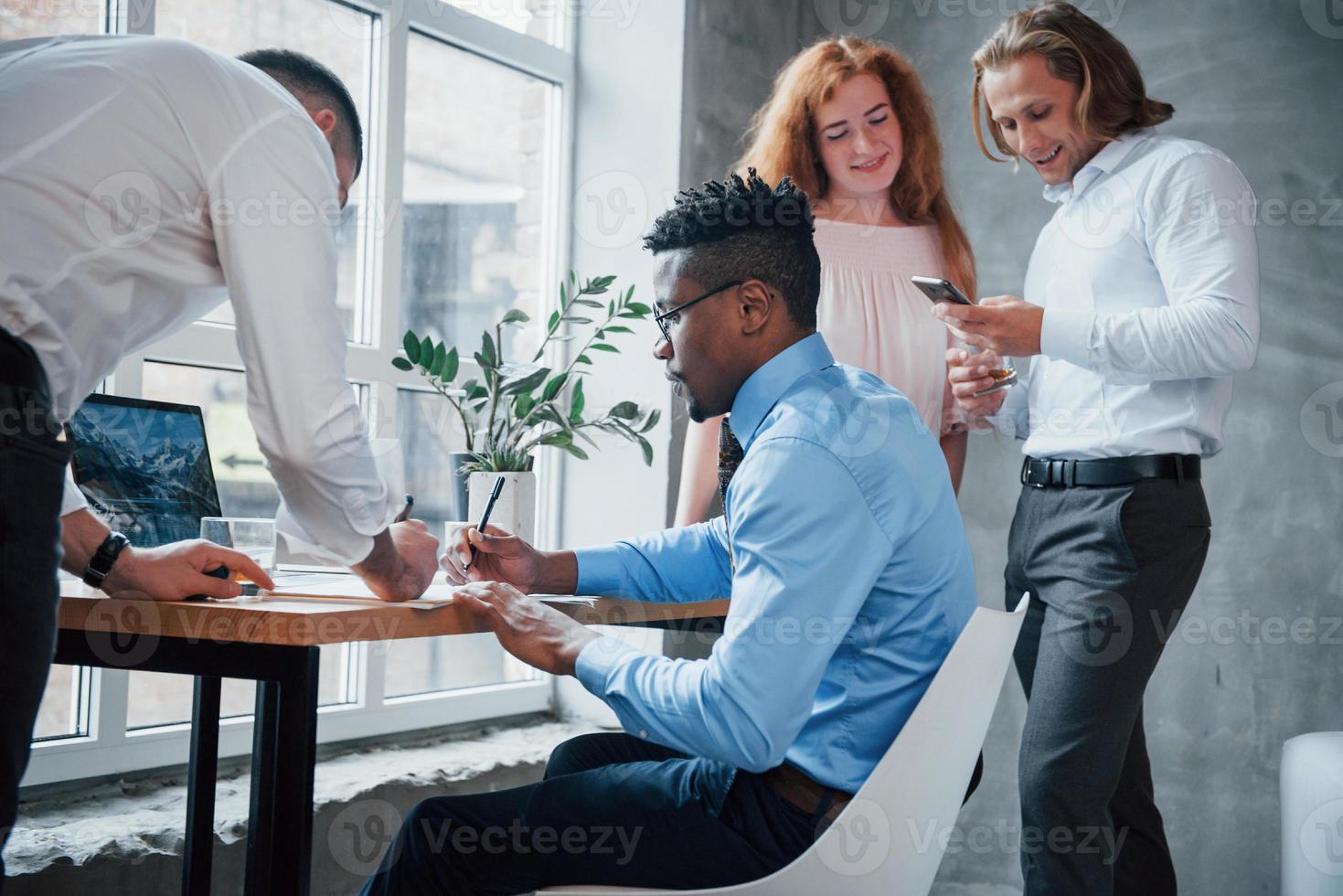 quelqu'un a fait son travail, quelqu'un est loin d'eux. employés de bureau chargés de travail et rédigeant des rapports de routine photo