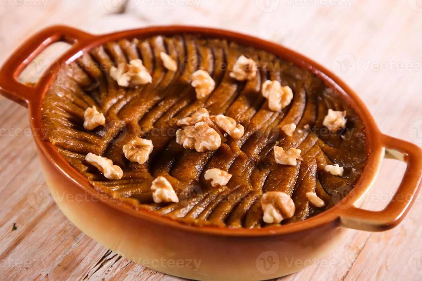 rangeena arabe halwa sucré avec noyer servi dans plat isolé sur table Haut vue de arabe dessert photo