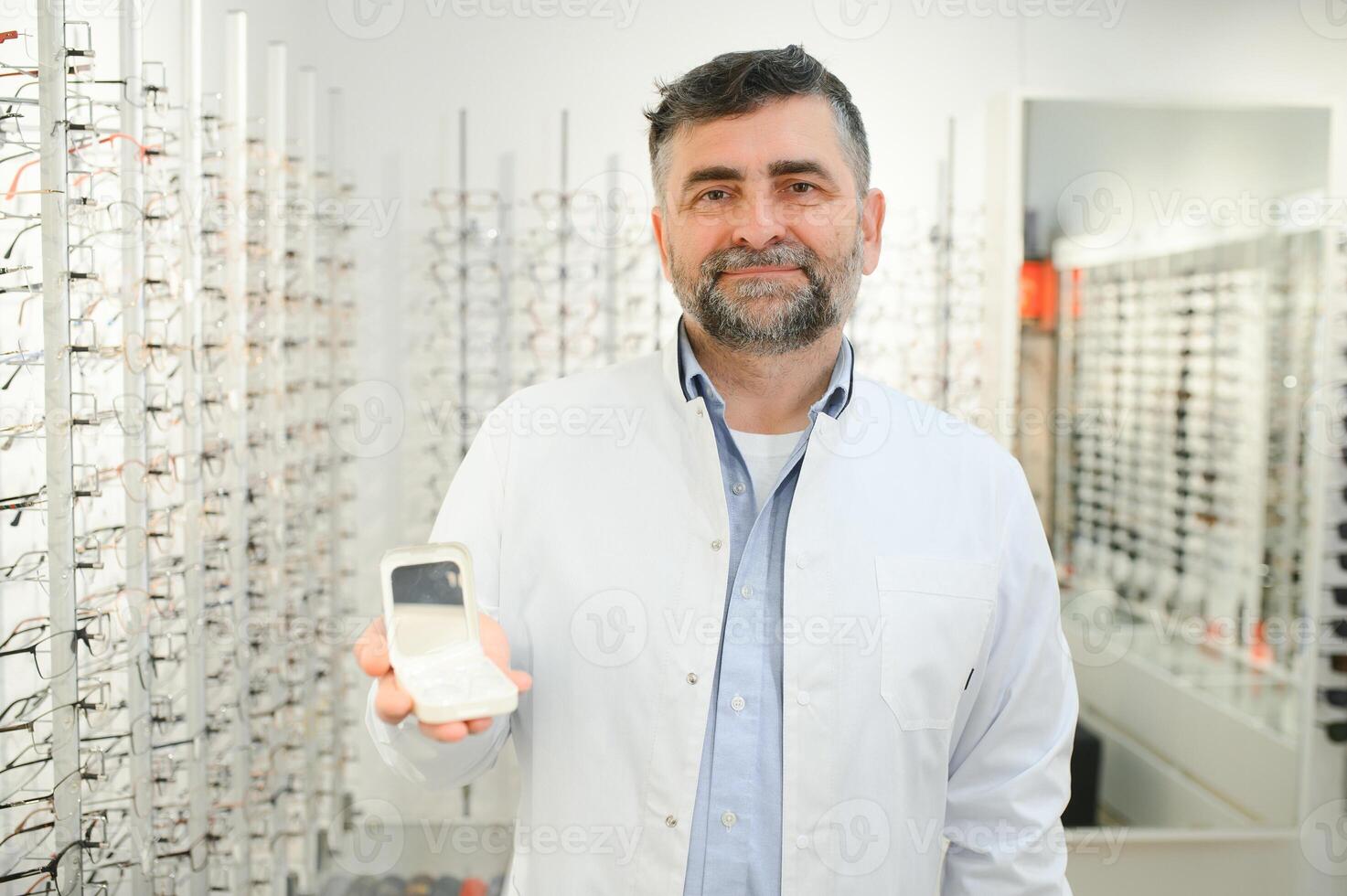 médecin détient dans le sien main récipient avec doux contact lentilles pour Célibataire utiliser. ophtalmologiste prescrit utilisation de un jour contact lentilles pour vision correction. myopie et vue problème concept. photo