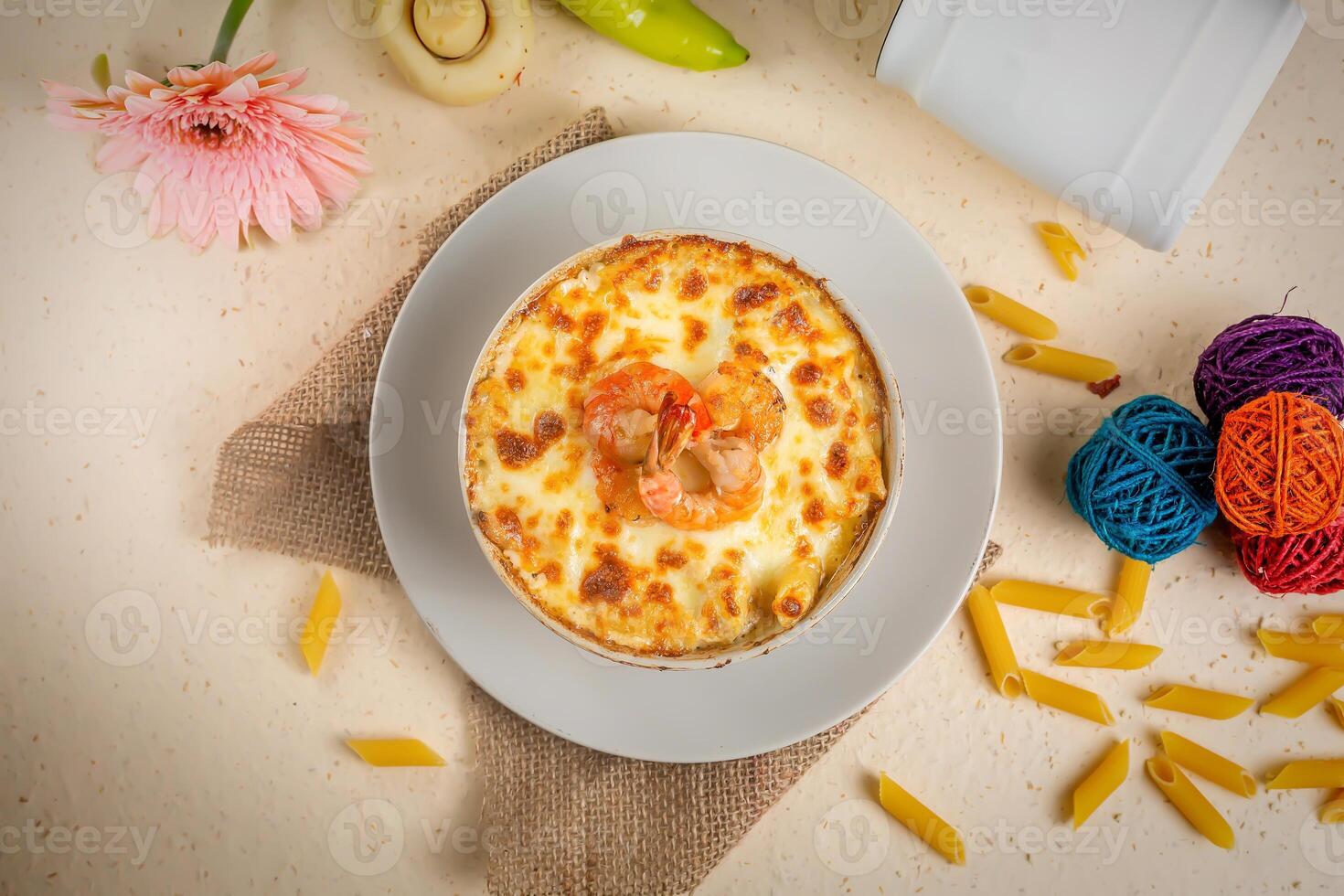 fruits de mer Pâtes avec crème sauce et brut tomate dans une bol isolé sur Contexte côté vue photo