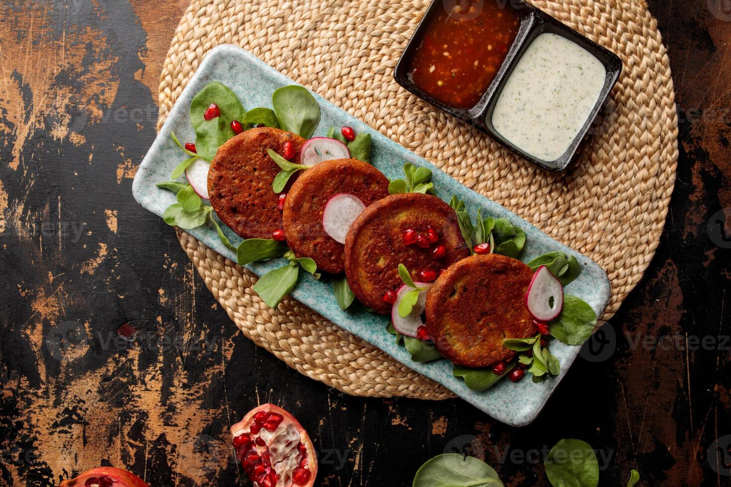 bahreïn Viande kebab avec Grenade graines, raita et Chili sauce servi dans plat isolé sur table Haut vue de arabe petit déjeuner photo