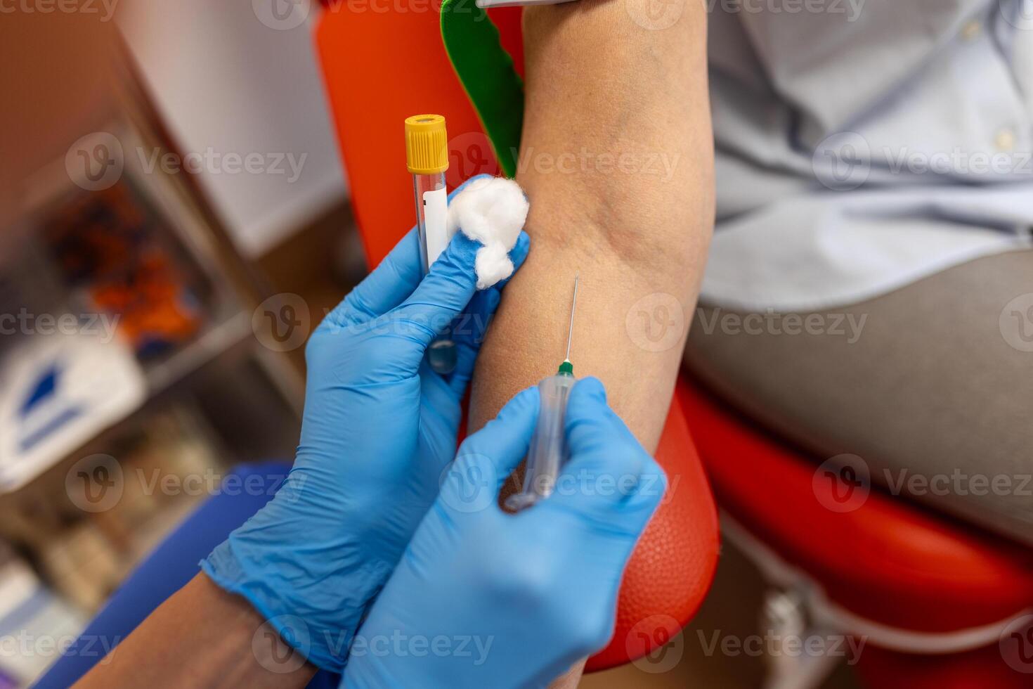 préparation pour du sang tester avec Sénior femme par femelle médecin médical uniforme sur le table dans blanc brillant chambre. infirmière perce le les patients bras veine avec aiguille Vide tube. photo